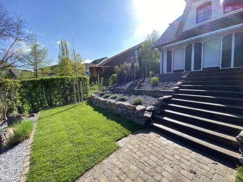 Neubau Trockenmauer/Hang und Terrasenfläche