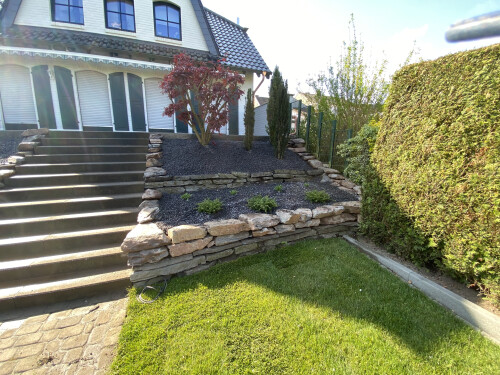 Neubau Trockenmauer/Hang und Terrasenfläche