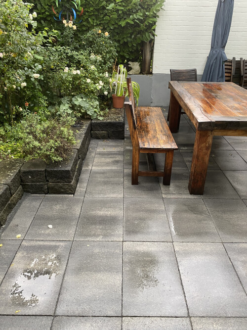 neuer Innenhofbelag und kleine Stufenanlage