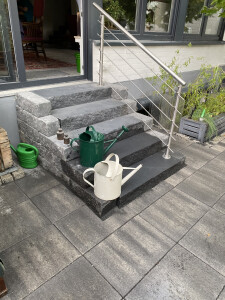 neuer Innenhofbelag und kleine Stufenanlage