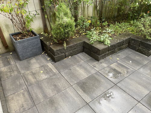 neuer Innenhofbelag und kleine Stufenanlage