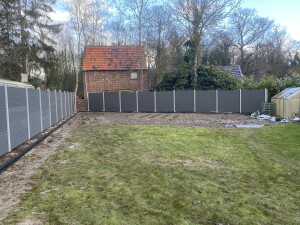 WPC(KLemmpfosten) Zaunsystem mit Einfassung Kantstein