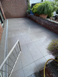 Terrassenfläche (feste Verlegung) mit fester Fuge und Entwässerungsrinne