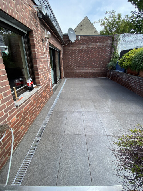 Terrassenfläche (feste Verlegung) mit fester Fuge und Entwässerungsrinne
