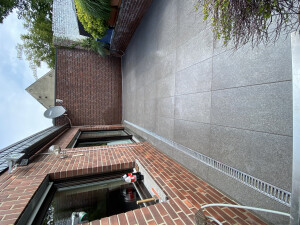 Terrassenfläche (feste Verlegung) mit fester Fuge und Entwässerungsrinne