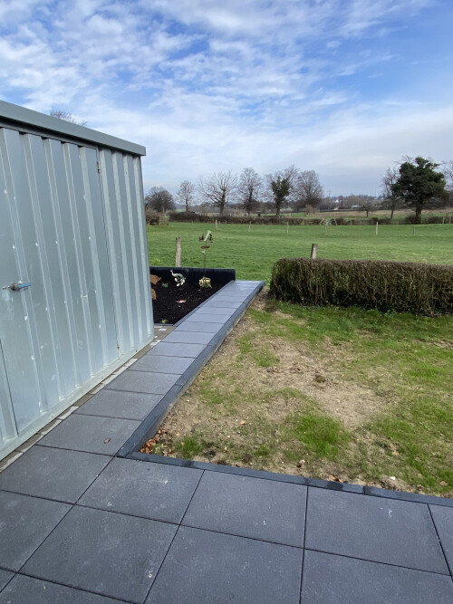 Garragenzufahrt/Hauszuwegung / Gartenweg und Terrassenfläche