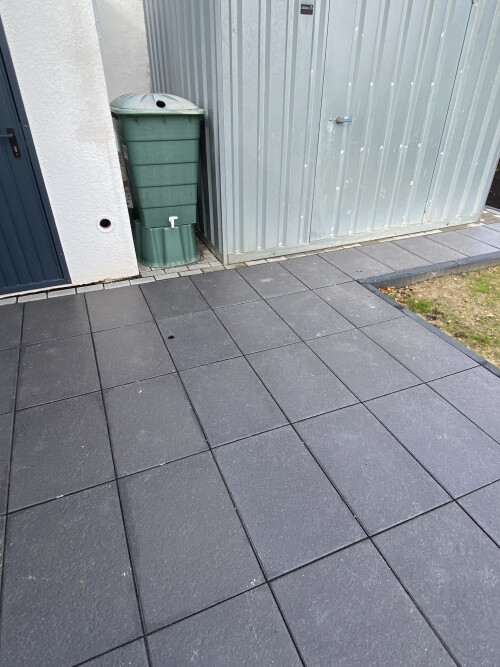 Garragenzufahrt/Hauszuwegung / Gartenweg und Terrassenfläche