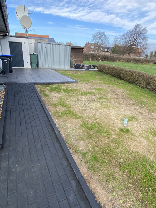 Garragenzufahrt/Hauszuwegung / Gartenweg und Terrassenfläche