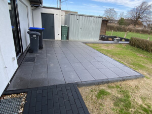 Garragenzufahrt/Hauszuwegung / Gartenweg und Terrassenfläche