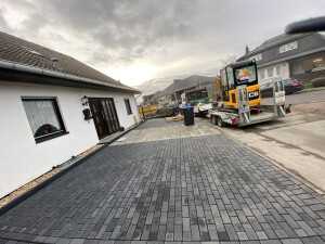 Garragenzufahrt/Hauszuwegung / Gartenweg und Terrassenfläche