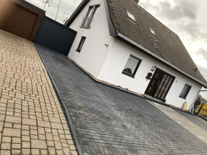 Garragenzufahrt/Hauszuwegung / Gartenweg und Terrassenfläche