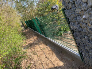 Stabgitterzaun/Kantstein und Gartentörchen