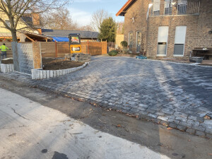 Umgestaltung Vorplatz und Parkflächen