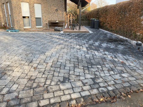 Umgestaltung Vorplatz und Parkflächen