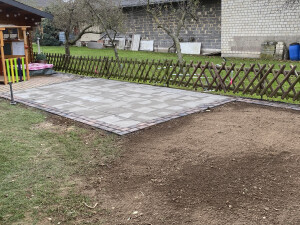 Pflaster-,Rasenfläche und Mähkante