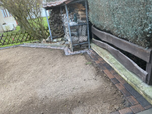 Pflaster-,Rasenfläche und Mähkante