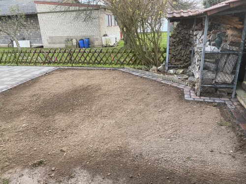 Pflaster-,Rasenfläche und Mähkante