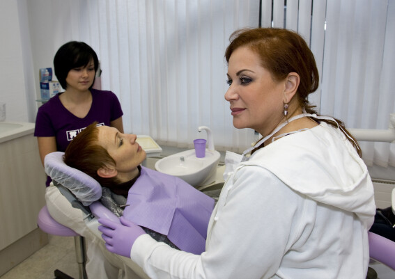 Zahnärztin Rita Goutkin bei der Behandlung