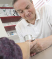 Dr. Ertner widmet sich jedem Patienten individuell.