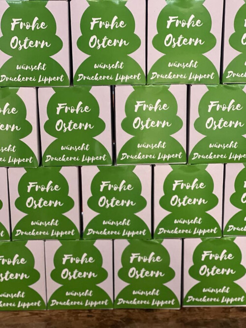 Hasenkartons auf Tisch.jpg