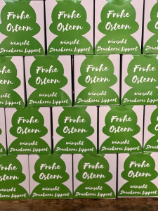 Hasenkartons auf Tisch.jpg