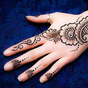 Henna Tattoo in Chemnitz im Kostmetikstudio Dubai Beauty Henna Tattoo hat ihren Ursprung aus dem Orient und wird in einigen Kulturen traditionell genutzt. Mit einem Pflanzlische Farbe kann ich in unserem Kosmetikstudio in Chemnitz schöne Motive auf Ihre