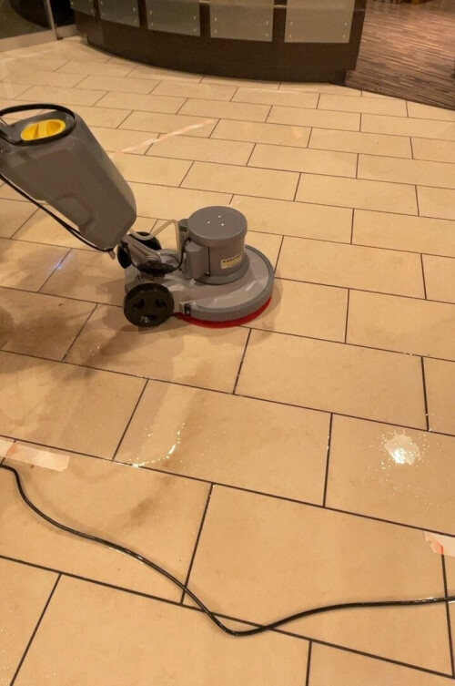 Grundreinigung mit Einscheibemaschine