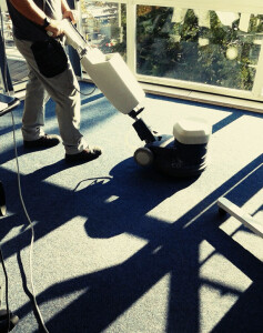 Bei Embada GbR brauchen Sie nicht mehr Ihre Teppich zu transportieren oder lange Zeit auf der Trocknung zu warten, wir machen es Ihnen einfacher vor Ort " Ein neuer Blick auf Sauberkeit"