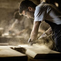 Feinschnitt Präzision in Holz Tischlerhandwerk