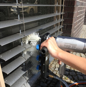 Jalousienreinigung mit rotierenden Bürsten