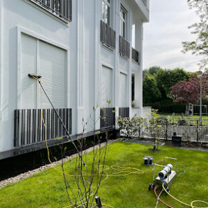 Rolladenreinigung mit Reinwasser und Teleskopstangen