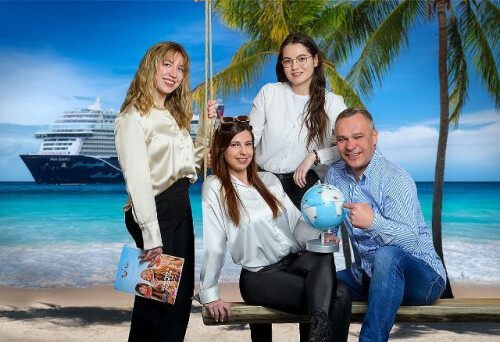 TEAM FIRST REISEBÜRO am Opernhaus Magdeburg.jpg