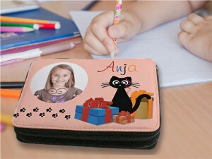 Federtasche mit Foto bedrucken oder selbst gestalten. Die schlichte Form kannst du ganz einfach mit deinem eigenen Foto selbst gestalten und bei FIXBEDRUCKT bedrucken lassen. Gestalte jetzt kinderleicht deine persönliche Federtasche.