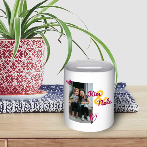 Selbst gestaltete Spardose mit Foto. Deine beste Freundin oder dein Bruder hat Geburtstag? Fehlt dir noch ein passendes, persönliches Geschenk? Dann ist diese Spardose mit Namen die perfekte Lösung! Porzellan 95 mm Höhe, 80 mm Ø, ca. 300 g Gewicht.