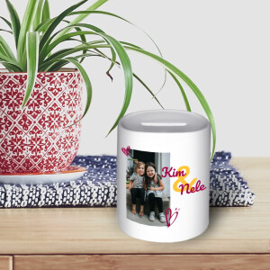 Selbst gestaltete Spardose mit Foto. Deine beste Freundin oder dein Bruder hat Geburtstag? Fehlt dir noch ein passendes, persönliches Geschenk? Dann ist diese Spardose mit Namen die perfekte Lösung! Porzellan 95 mm Höhe, 80 mm Ø, ca. 300 g Gewicht.