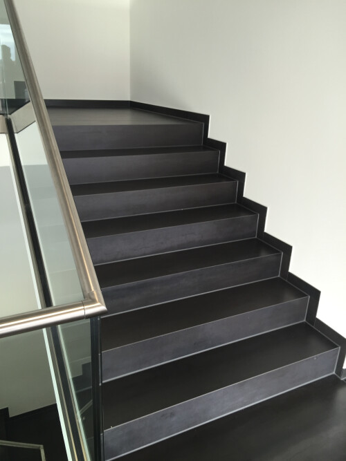 treppe feinsteinzeug.JPG