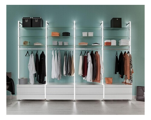 Funktionale Schranksysteme Domino in 4 Varianten erleichtern den Überblick über Ihre Garderobe. Stylisch gearbeitete Regalwand ob mit oder ohne integrierter Schrankbeleuchtung. Hier haben alle Ihre Lieblingsstücke genügend Platz.