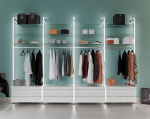 Funktionale Schranksysteme Domino in 4 Varianten erleichtern den Überblick über Ihre Garderobe. Stylisch gearbeitete Regalwand ob mit oder ohne integrierter Schrankbeleuchtung. Hier haben alle Ihre Lieblingsstücke genügend Platz.