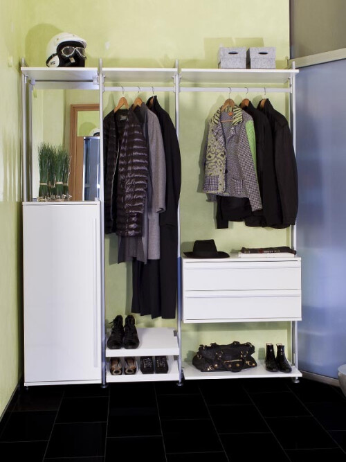 Die offene Garderobe ANDREA schafft helle und aufgeräumte Eingangsbereiche.
