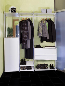 Die offene Garderobe ANDREA schafft helle und aufgeräumte Eingangsbereiche.