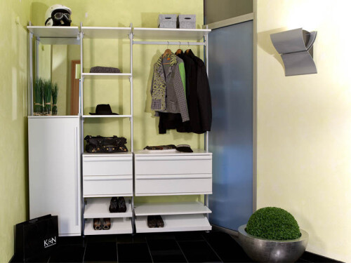 Die offene Garderobe ANNA schafft helle und aufgeräumte Flüre und Dille.