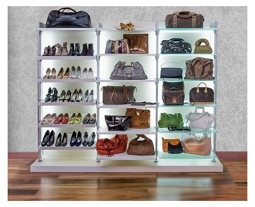 So haben Sie immer Ihre Taschen und Schuhe im Blick. Kein schlechtes Gewissen bei der nächsten Shopping-Tour, unser Schuh- und Taschenregal bietet genug Platz für Ihre Eroberungen. Durch die Glasböden kommt die Beleuchtung perfekt zur Geltung.