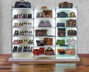So haben Sie immer Ihre Taschen und Schuhe im Blick. Kein schlechtes Gewissen bei der nächsten Shopping-Tour, unser Schuh- und Taschenregal bietet genug Platz für Ihre Eroberungen. Durch die Glasböden kommt die Beleuchtung perfekt zur Geltung.