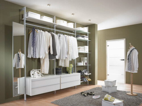 Der begehbare Kleiderschrank FORTIS+ bietet viel Stauraum für Kleidung, Schuhe und Accessoires.