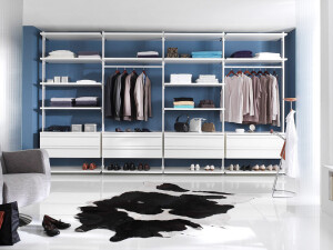 Unser begehbarer Kleiderschrank PASO ist in seiner Eleganz und Funktionalität der perfekte Kleiderschrank mit viel Stauraum für Ihre Kleidung und Schuhe.