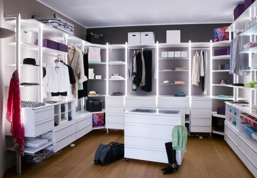 Ein begehbarer Kleiderschrank ist nicht nur der Traum vieler Frauen, auch Männer schätzen die optimale Übersichtlichkeit mit dem Vorteil, jedes Kleidungsstück auf einen Blick zu finden. Mit einem begehbaren Kleiderschrank von frank Schranksysteme macht Or