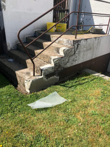 Kaputte Treppe vor der Behandlung