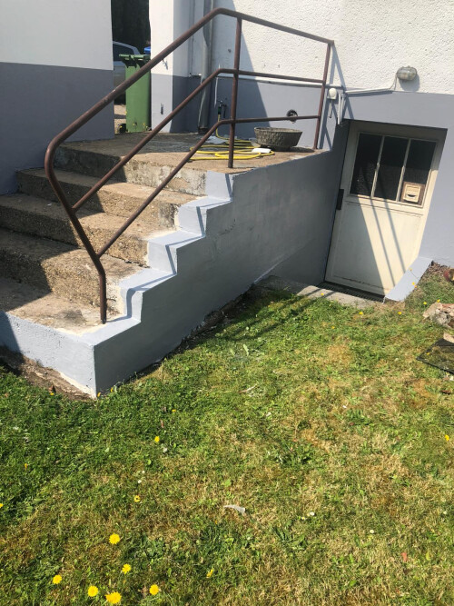 Kaputte Treppe vor der Behandlung