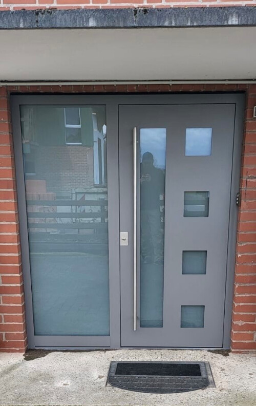 Aluminiumhaustür_mit_festem_Seitenteil_2.jpg