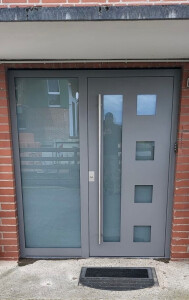 Aluminiumhaustür_mit_festem_Seitenteil_2.jpg
